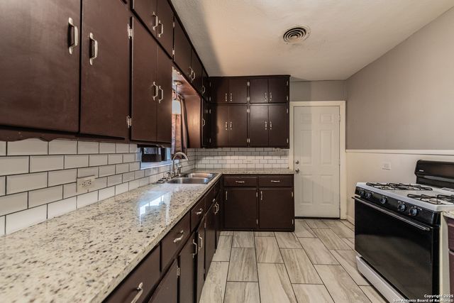 553 CLUB DR, San Antonio, TX 78201