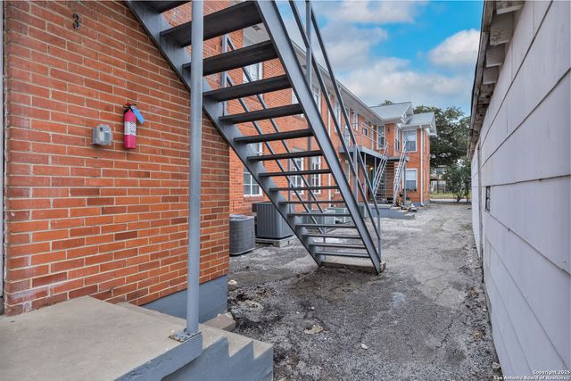 553 CLUB DR, San Antonio, TX 78201