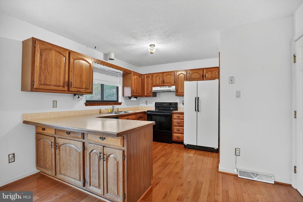 Image 10 of property listing at 779 SPRUCE DR, Lusby, MD 20657