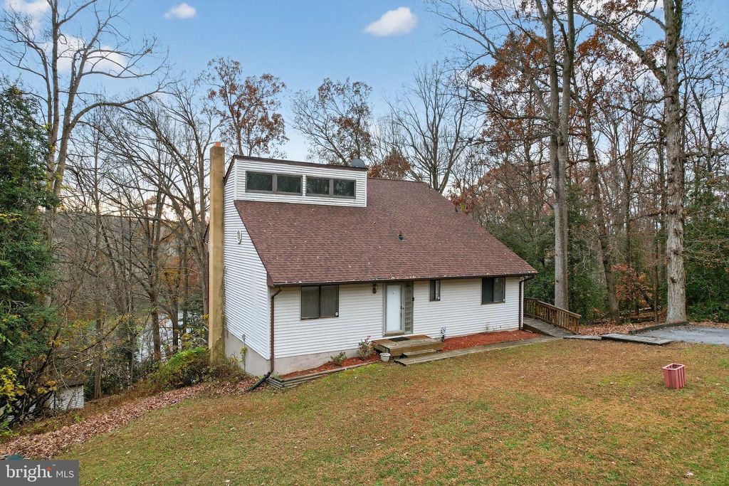 Image 3 of property listing at 779 SPRUCE DR, Lusby, MD 20657