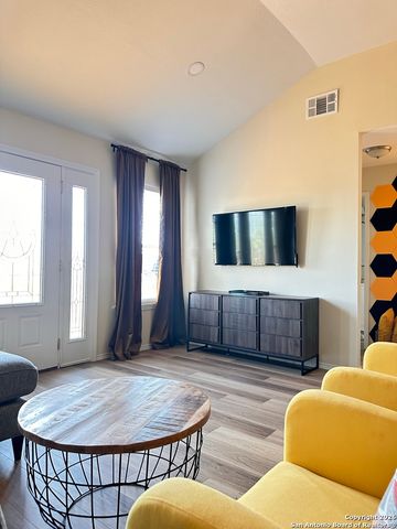 1060 Rockmoor, Canyon Lake, TX 78133