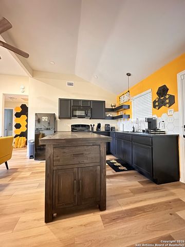 1060 Rockmoor, Canyon Lake, TX 78133