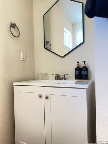 1060 Rockmoor, Canyon Lake, TX 78133