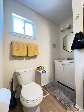 1060 Rockmoor, Canyon Lake, TX 78133