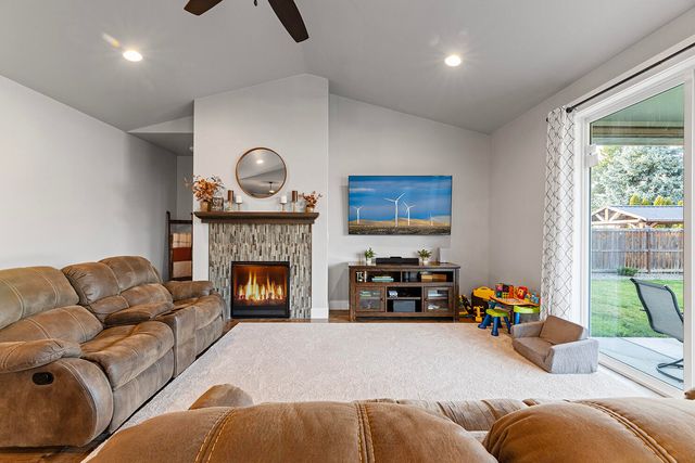 1043 Arrowhead Trail, Eagle Point, OR 97524