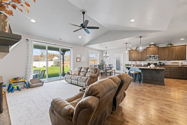 1043 Arrowhead Trail, Eagle Point, OR 97524