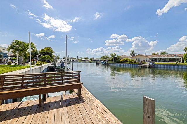 1971 MASSACHUSETTS AVENUE NE, St Petersburg, FL 33703