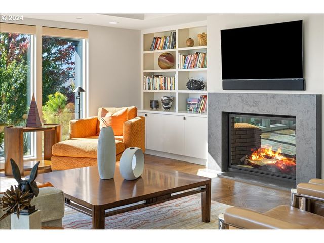 1933 HIGHLANDS Loop, Lake Oswego, OR 97034
