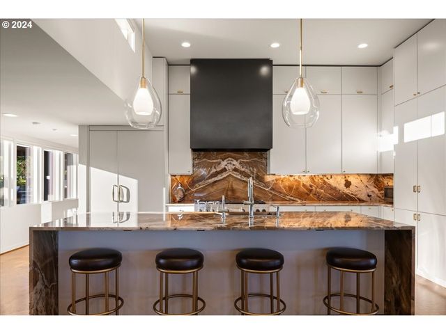 1933 HIGHLANDS Loop, Lake Oswego, OR 97034