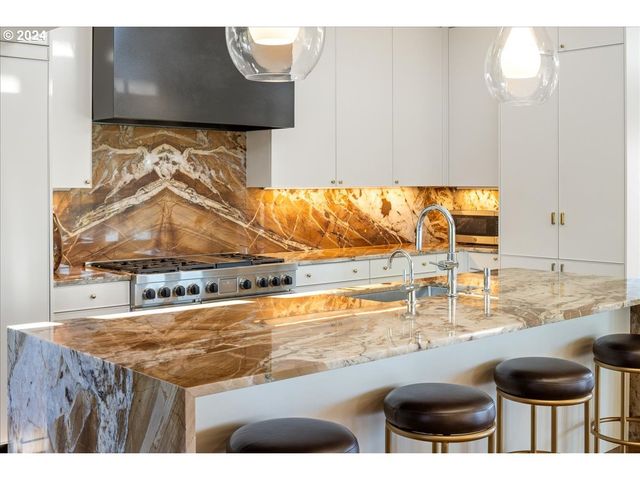 1933 HIGHLANDS Loop, Lake Oswego, OR 97034