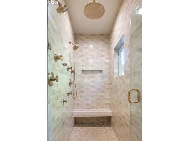 1933 HIGHLANDS Loop, Lake Oswego, OR 97034