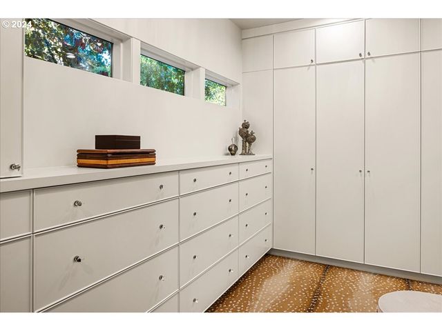 1933 HIGHLANDS Loop, Lake Oswego, OR 97034