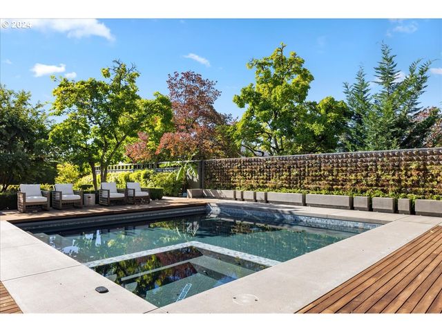 1933 HIGHLANDS Loop, Lake Oswego, OR 97034