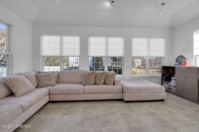 10 Meadow Run Court, Jackson, NJ 08527