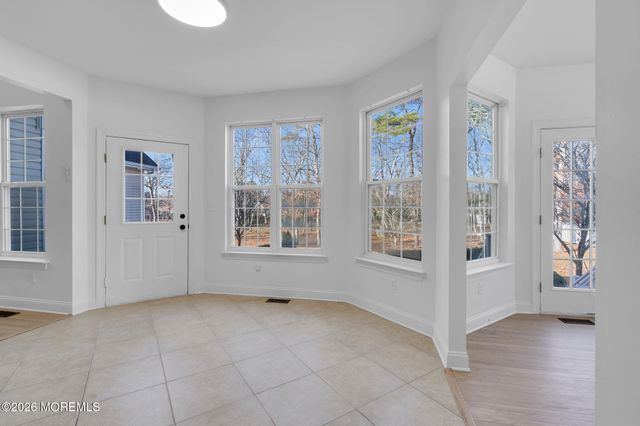 10 Meadow Run Court, Jackson, NJ 08527