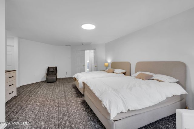 10 Meadow Run Court, Jackson, NJ 08527