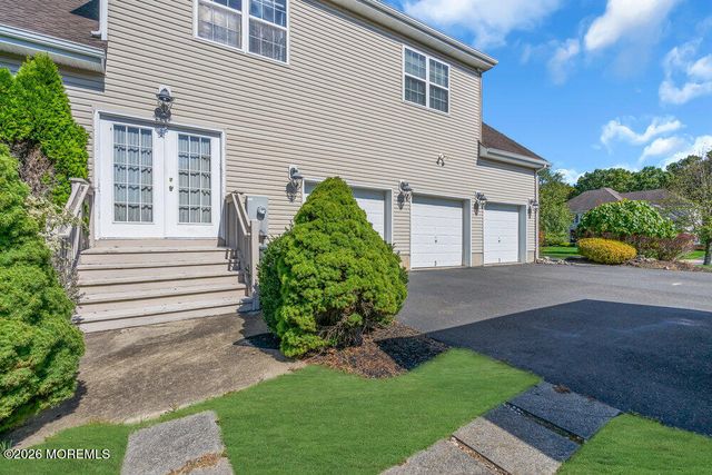 10 Meadow Run Court, Jackson, NJ 08527