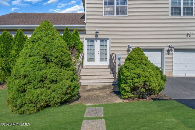 10 Meadow Run Court, Jackson, NJ 08527