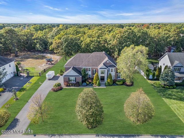 10 Meadow Run Court, Jackson, NJ 08527