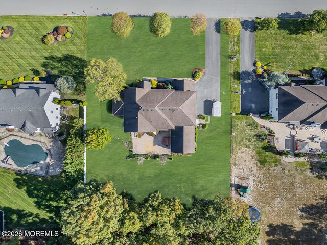 10 Meadow Run Court, Jackson, NJ 08527