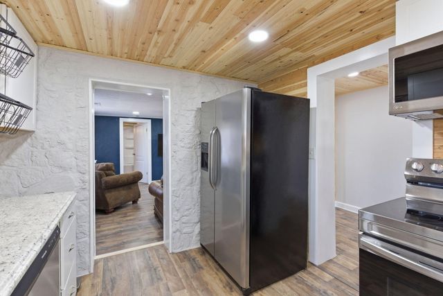 495 Evergreen Avenue, Hollister, MO 65672