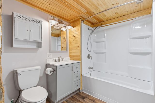 495 Evergreen Avenue, Hollister, MO 65672