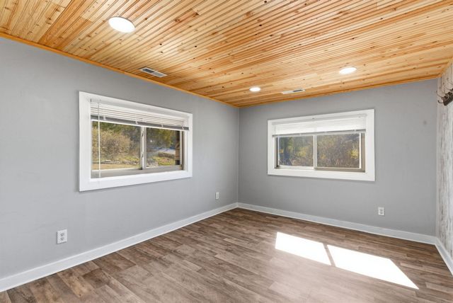 495 Evergreen Avenue, Hollister, MO 65672