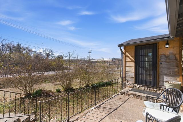 495 Evergreen Avenue, Hollister, MO 65672