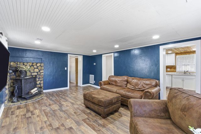 495 Evergreen Avenue, Hollister, MO 65672