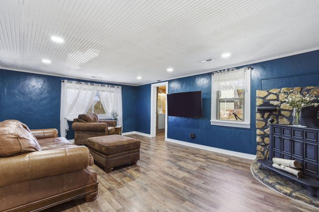 495 Evergreen Avenue, Hollister, MO 65672