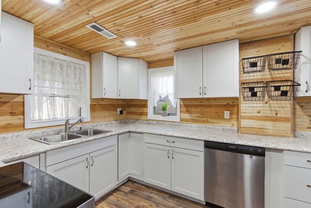 495 Evergreen Avenue, Hollister, MO 65672