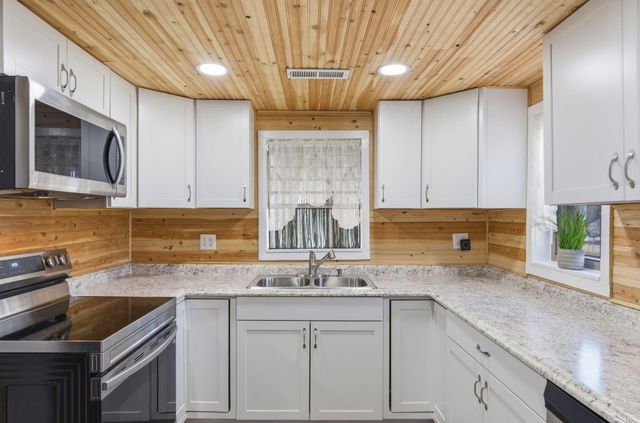 495 Evergreen Avenue, Hollister, MO 65672