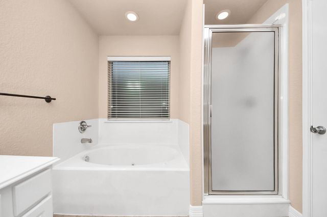 6 Prairie Oaks Drive, La Marque, TX 77510