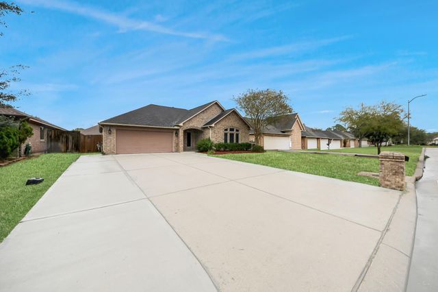 6 Prairie Oaks Drive, La Marque, TX 77510