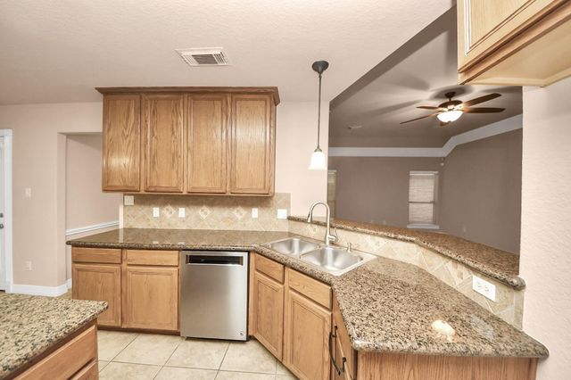 6 Prairie Oaks Drive, La Marque, TX 77510