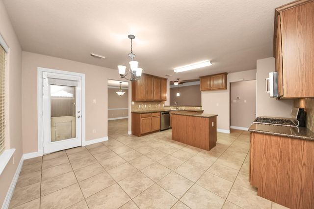 6 Prairie Oaks Drive, La Marque, TX 77510