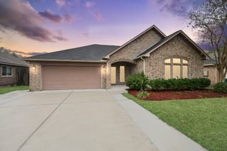 6 Prairie Oaks Drive, La Marque, TX 77510