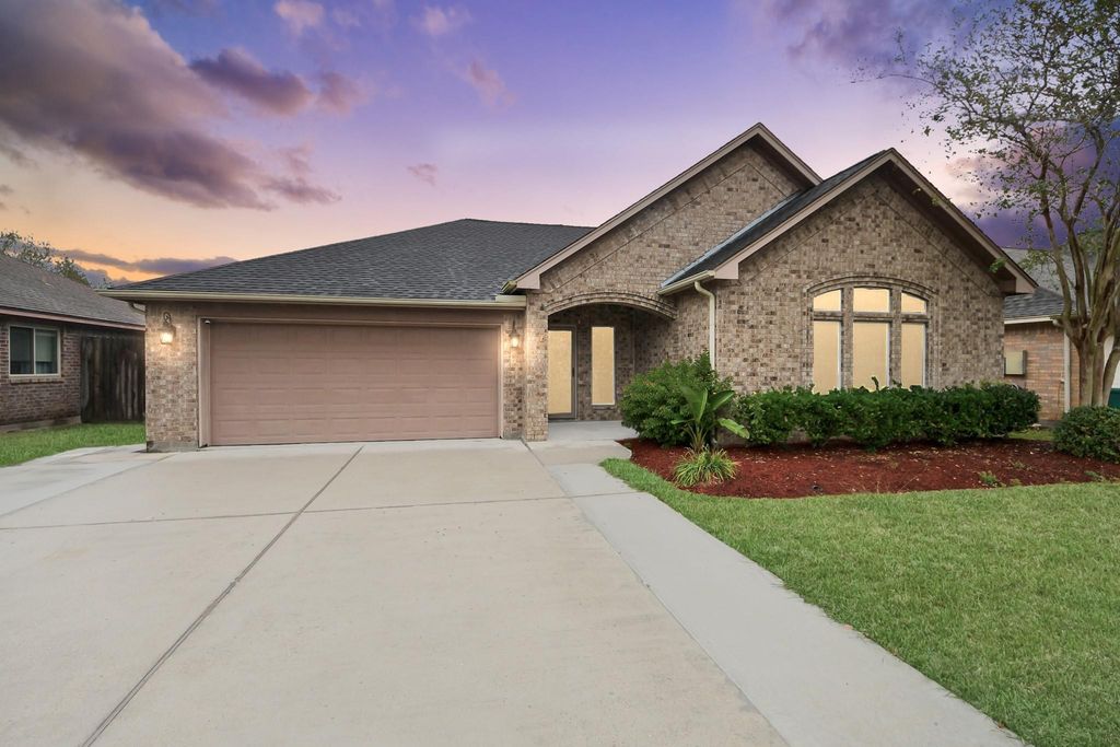 6 Prairie Oaks Drive, La Marque, TX 77510