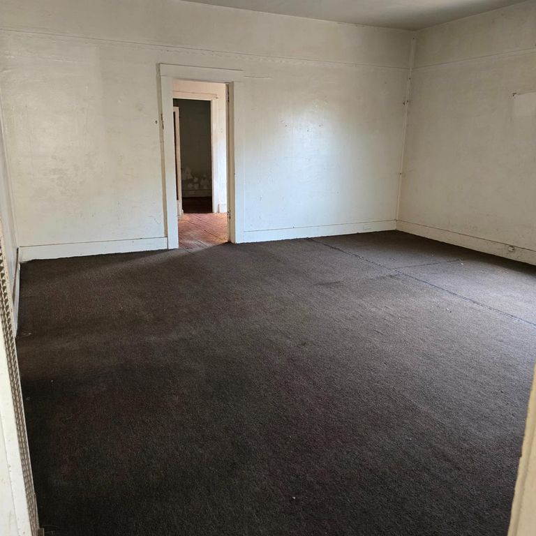 Image 8 of property listing at 534 N Clark Street, Fresno, CA 93701