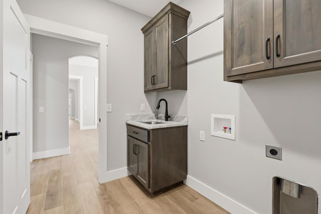 921 N Fountain Street, Carterville, MO 64835