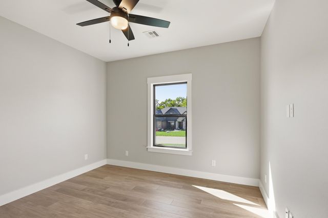 921 N Fountain Street, Carterville, MO 64835