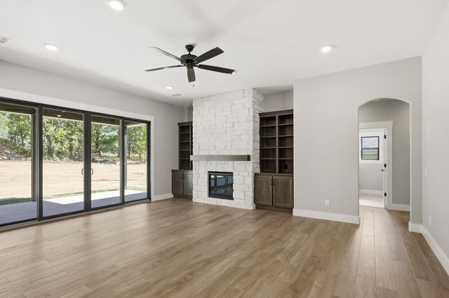 921 N Fountain Street, Carterville, MO 64835