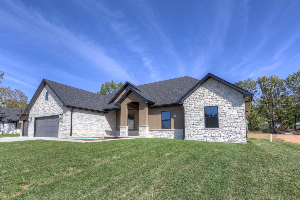 921 N Fountain Street, Carterville, MO 64835