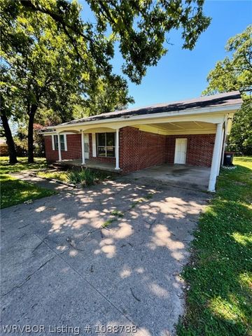 1305 Bugscuffle Road, Lavaca, AR 72941