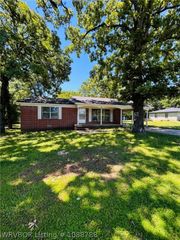 1305 Bugscuffle Road, Lavaca, AR 72941