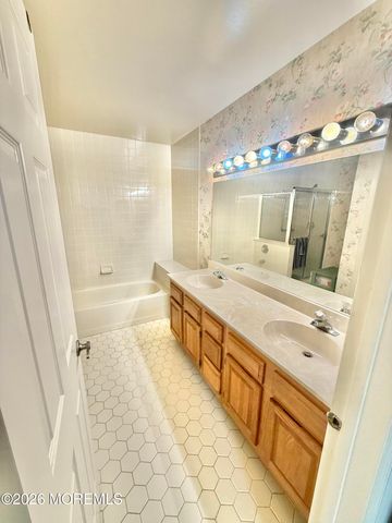 8D Ingram Drive, Monroe, NJ 08831