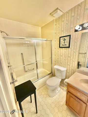 8D Ingram Drive, Monroe, NJ 08831