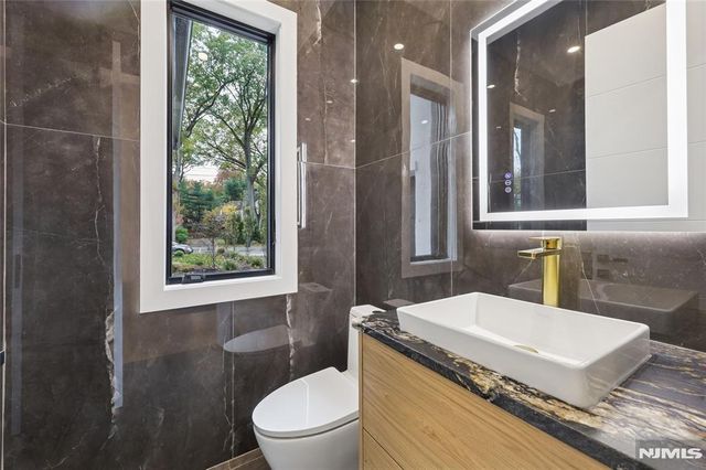 84 Depeyster Avenue, Tenafly, NJ 07670