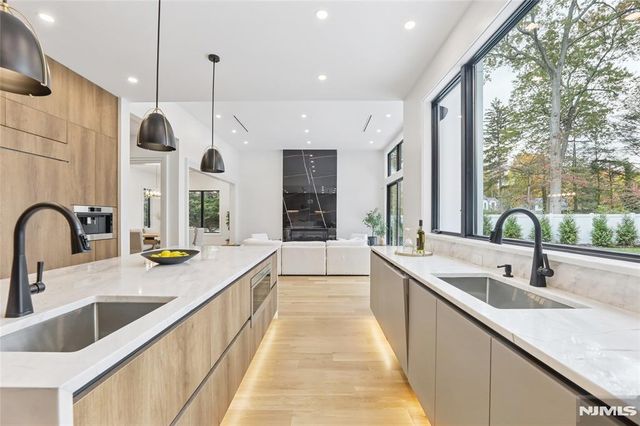 84 Depeyster Avenue, Tenafly, NJ 07670