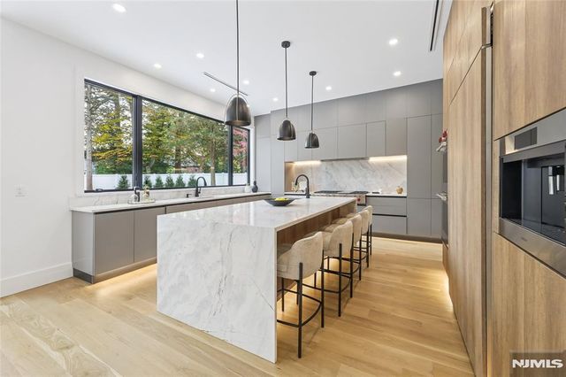 84 Depeyster Avenue, Tenafly, NJ 07670